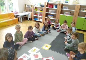 Dzieci uczestniczą w zajęciach z języka angielskiego